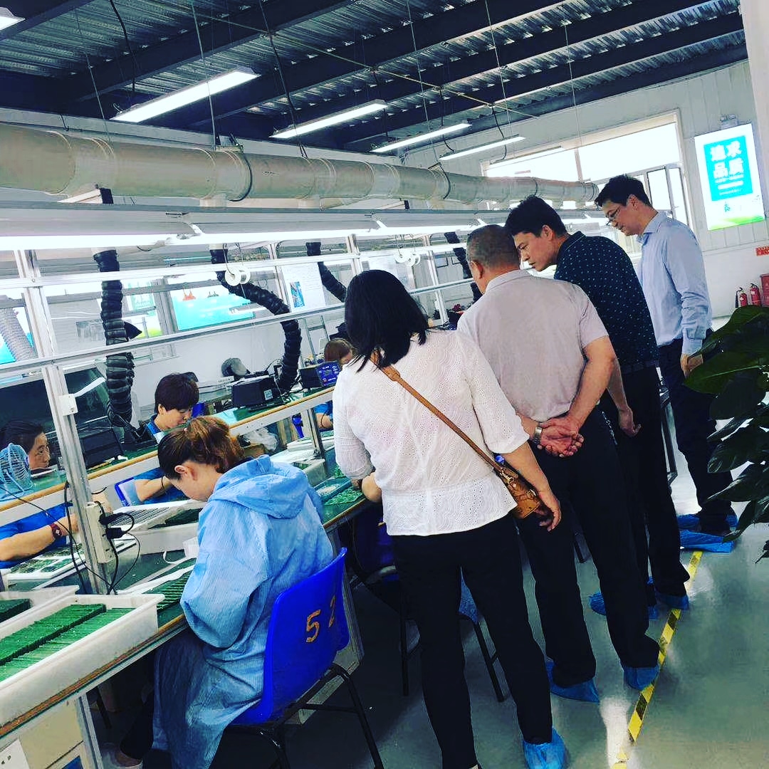 客户参观变送器组装车间和仓库